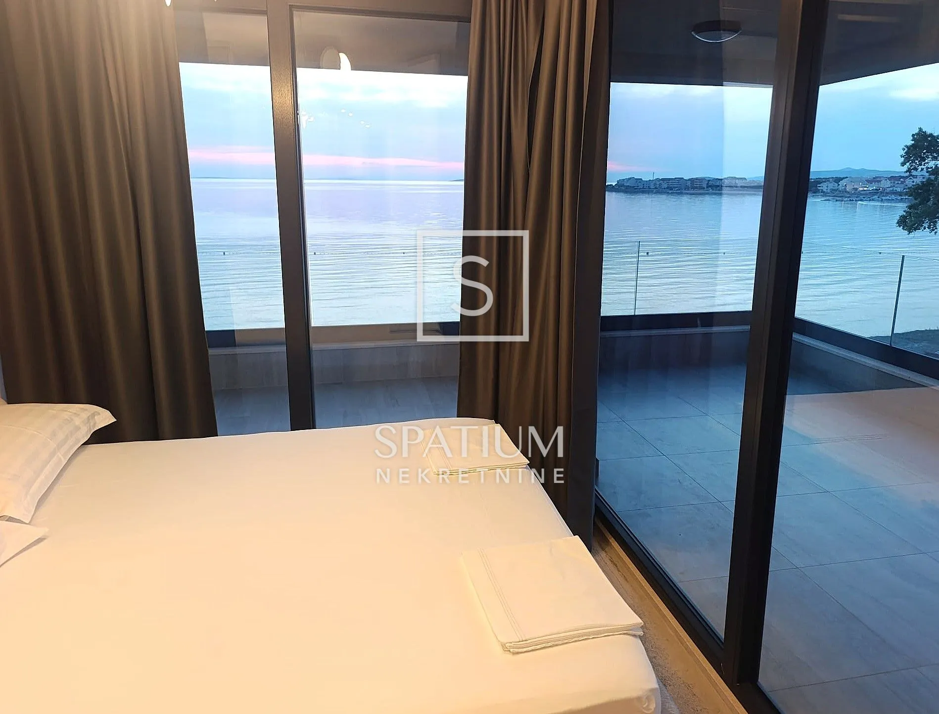 pag, dvoetažni penthouse prvi red uz more - slika 10