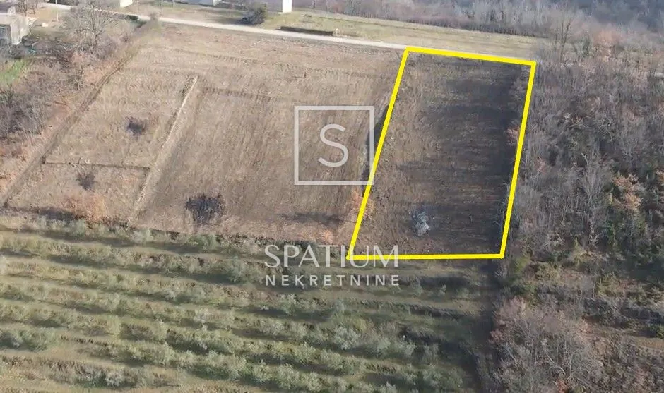 motovun, poljoprivredno zemljište s pogledom na motovun - slika 3