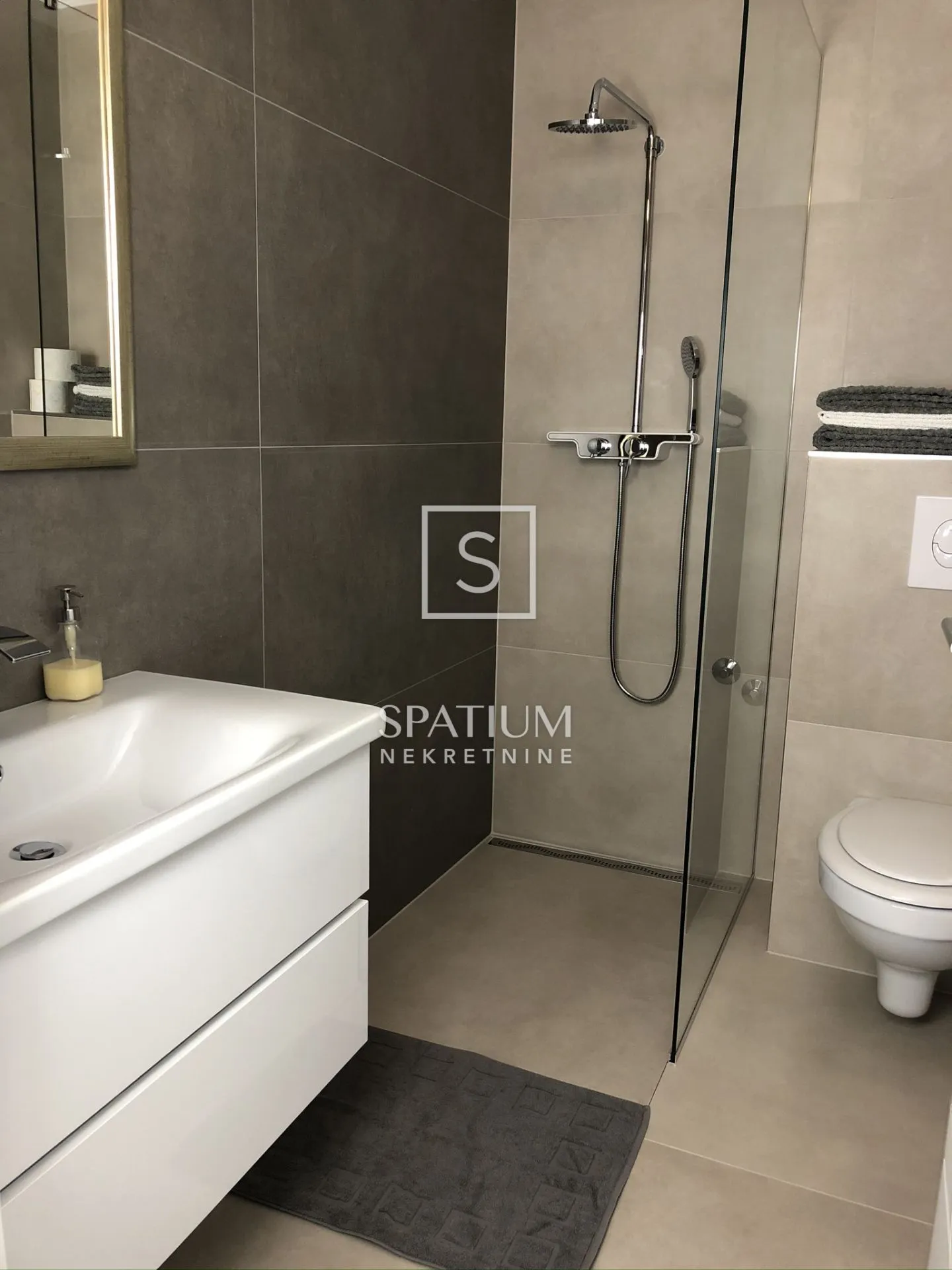 ika, oprić, kuća s osam apartmana i bazenom - slika 27