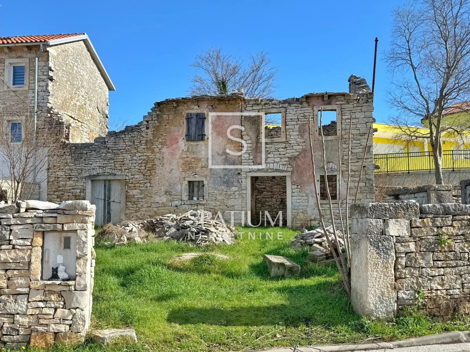Ekskluzivno U Spatiumu, Kamena Kuća Za Renovaciju U Centru Kanfanara