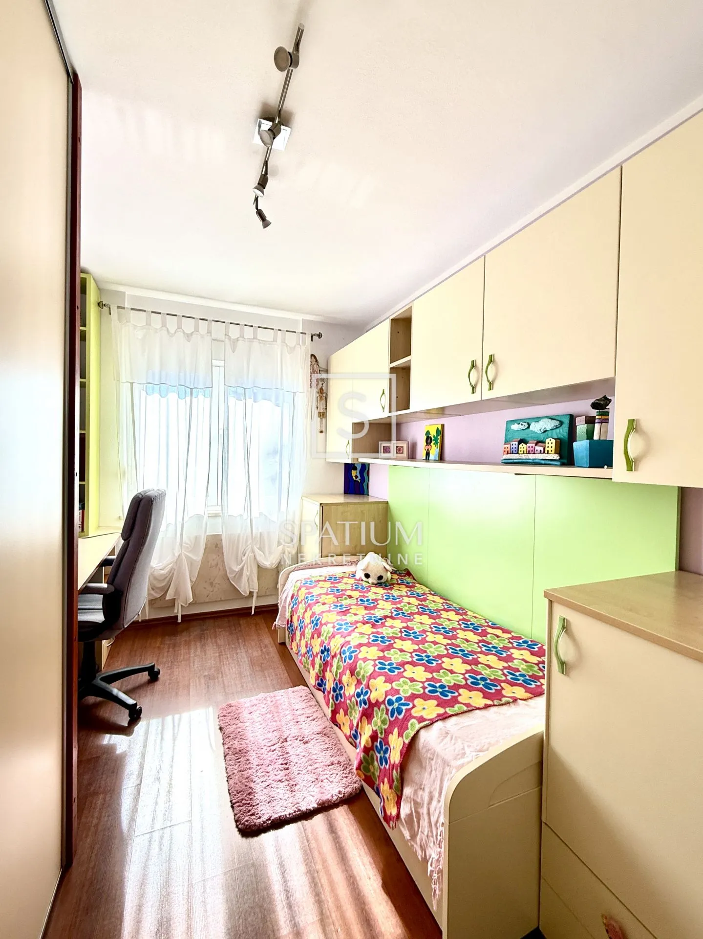 krimeja, odličan stan u blizini centra - slika 13