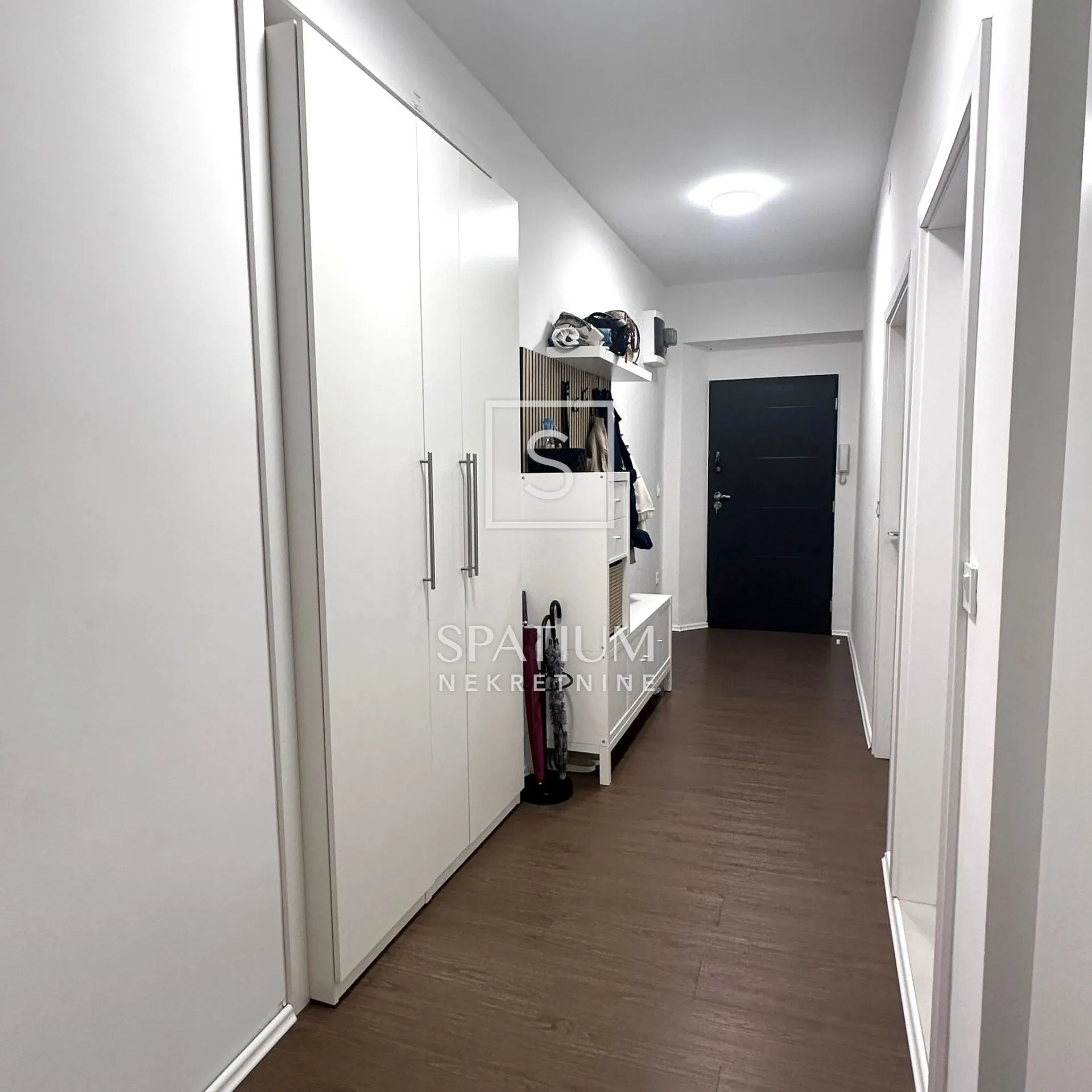 rijeka, centar – kompletno renoviran stan s dva balkona - slika 8