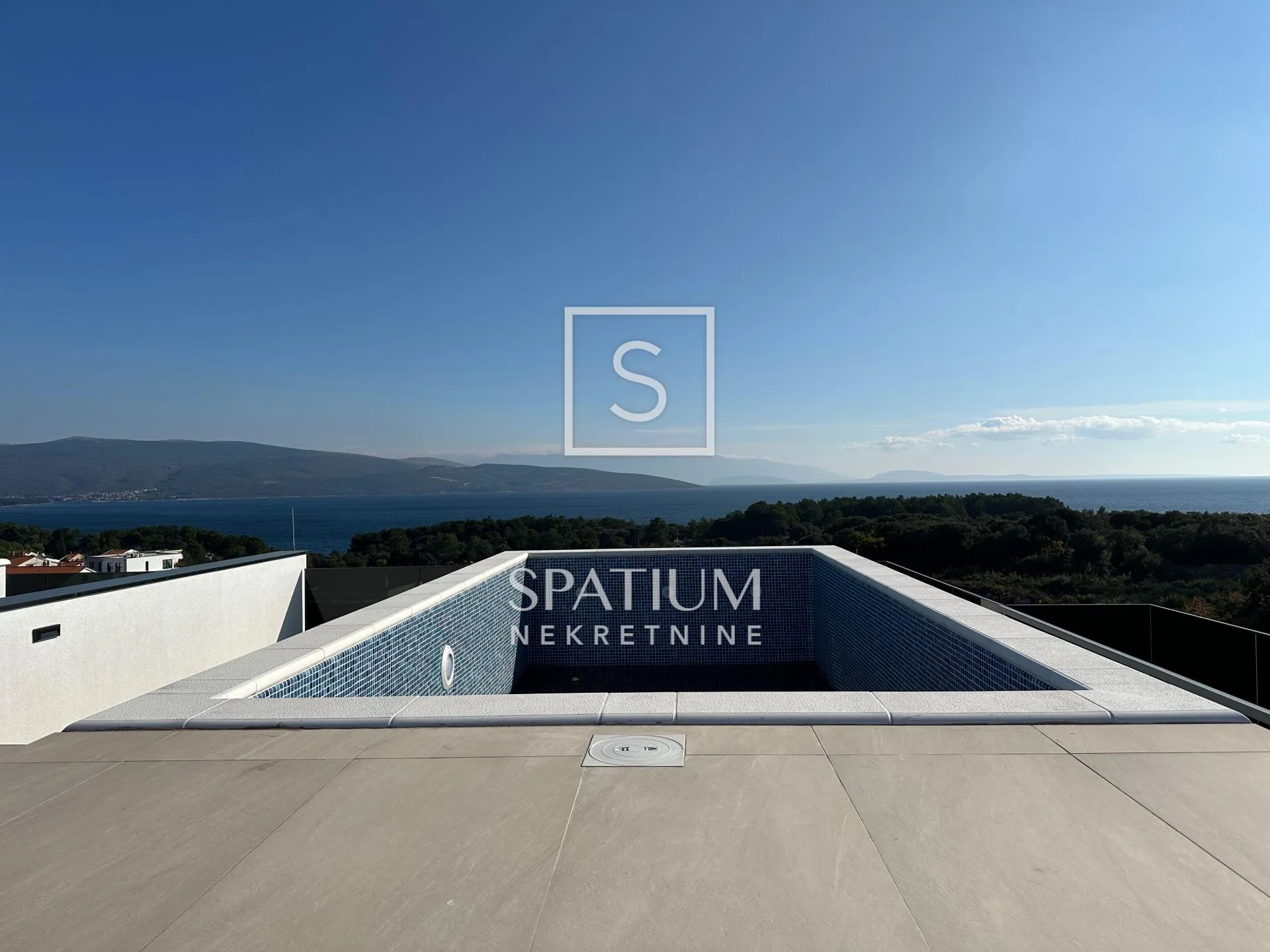 otok krk, grad krk, luksuzni dvoetažni apartman s bazenom - slika 15