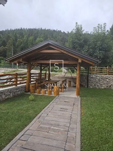 fužine, drvena kuća s lijepom okućnicom - slika 45