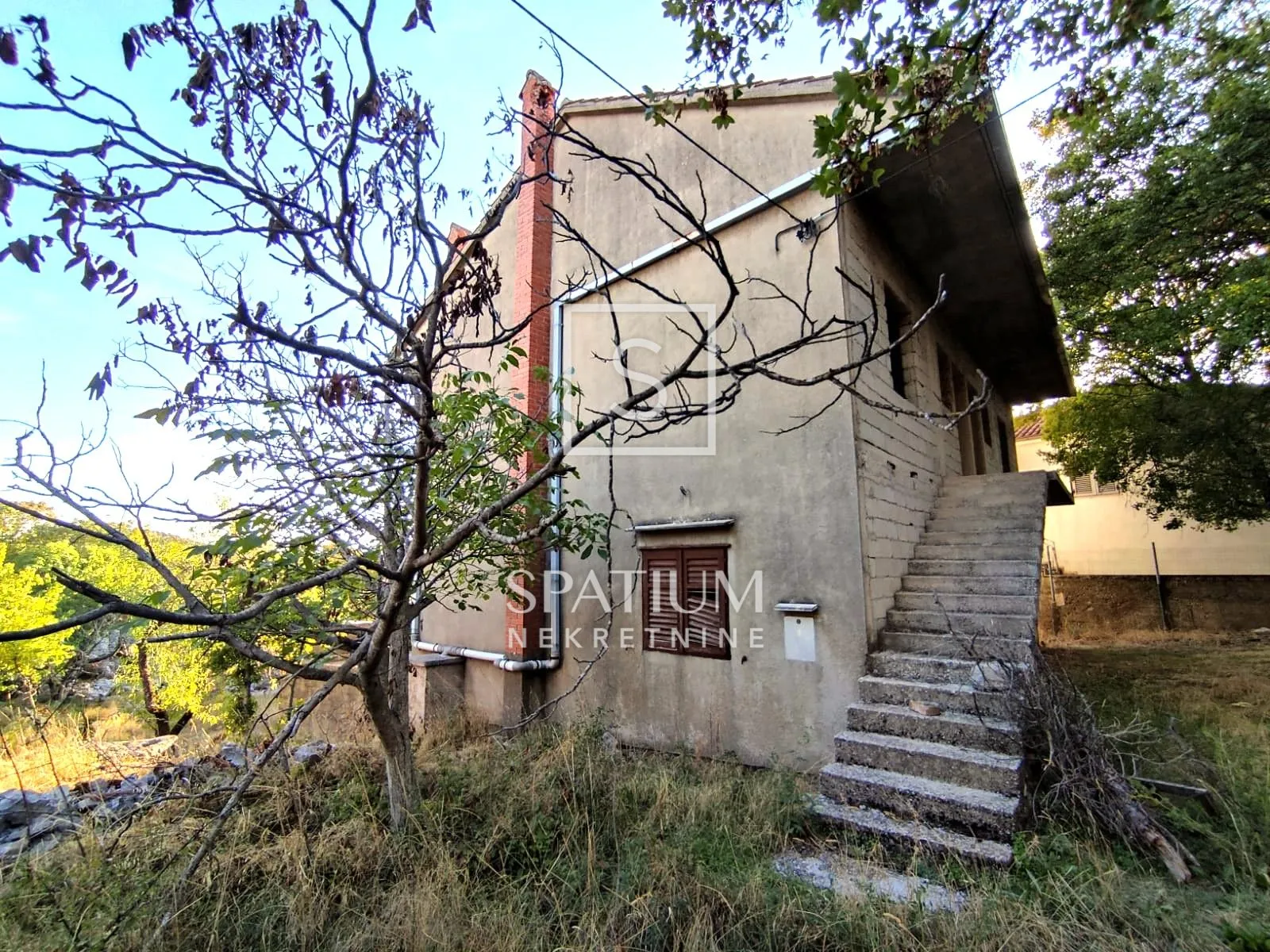 brač, gornji humac nedovršena kuća s velikom okućnicom - slika 10
