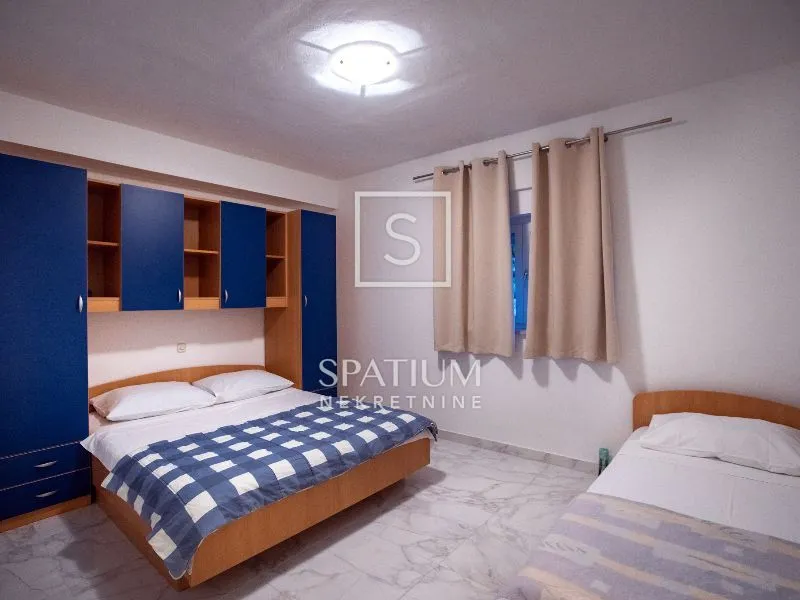 otok rab, kampor, etaža kuće s dva apartmana - slika 16