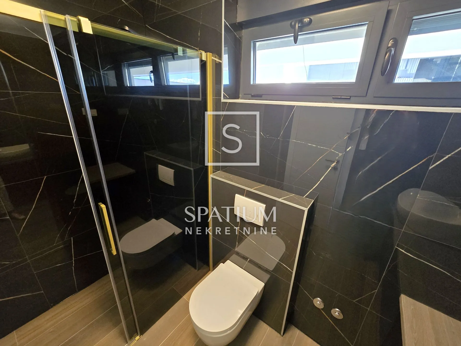 otok krk, grad krk, luksuzni dvoetažni apartman s bazenom - slika 12