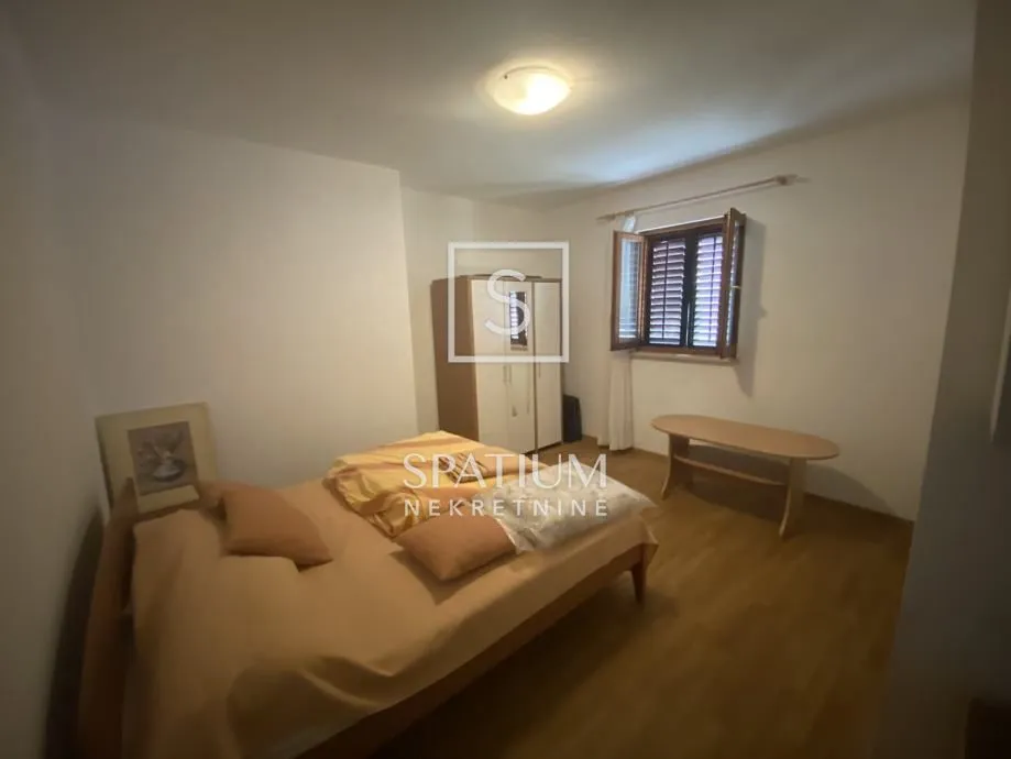 Poreč, Samostojeća Kuća S Više Stambenih Jedinica Na Mirnoj Lokaciji