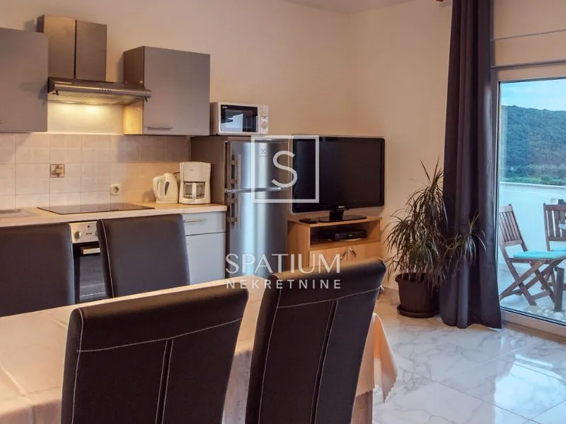 otok rab, kampor, etaža kuće s dva apartmana - slika 2