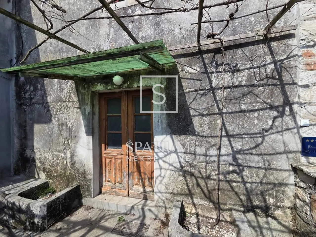 labin, kuća u nizu sa velikim zemljištem - slika 9