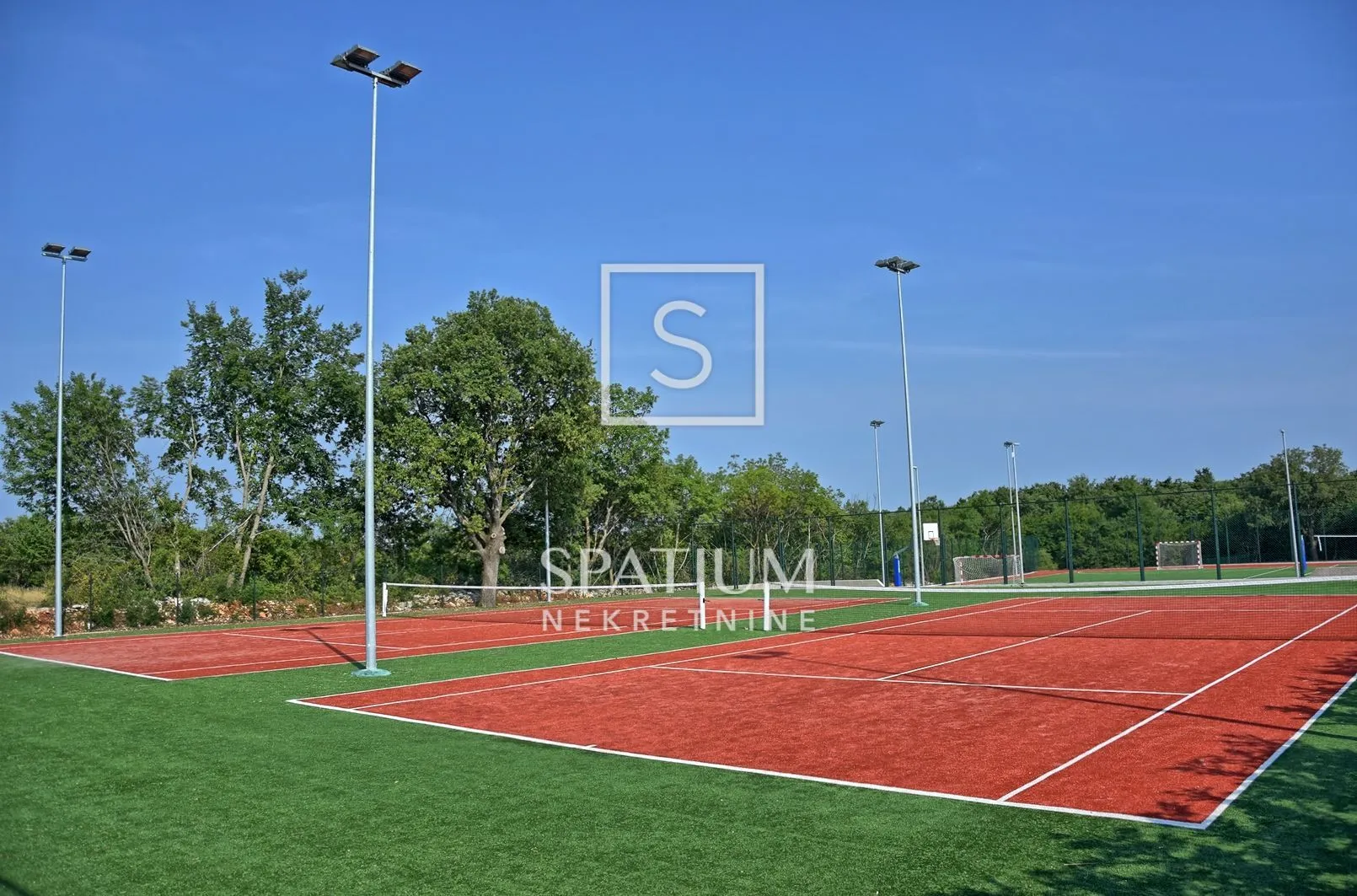 ladići, kanfanar, kamena vila s bazenom i sportskim terenima - slika 15