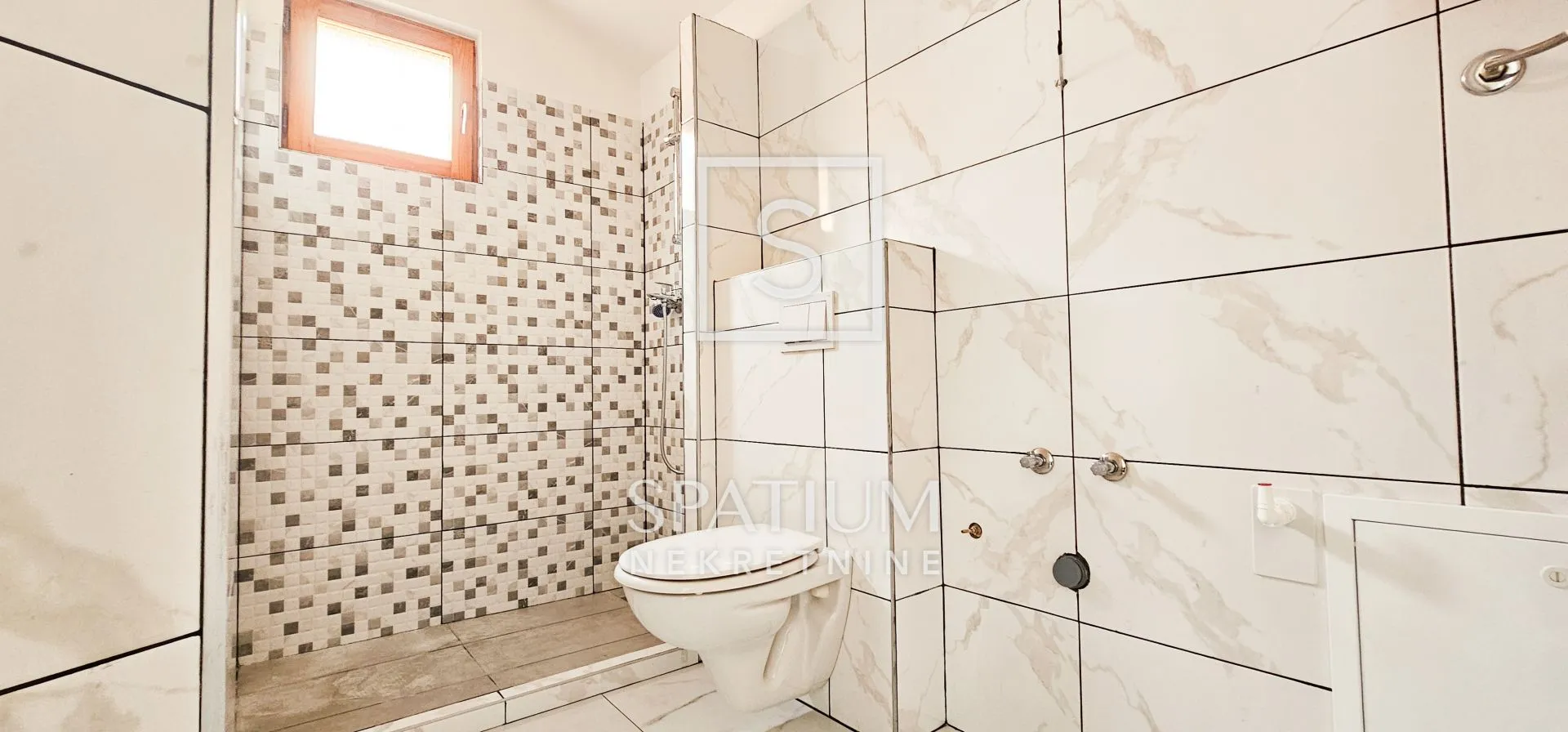 novi vinodolski, novogradnja s tri apartmana u centru - slika 7