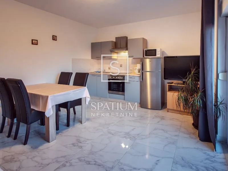 otok rab, kampor, etaža kuće s dva apartmana - slika 3