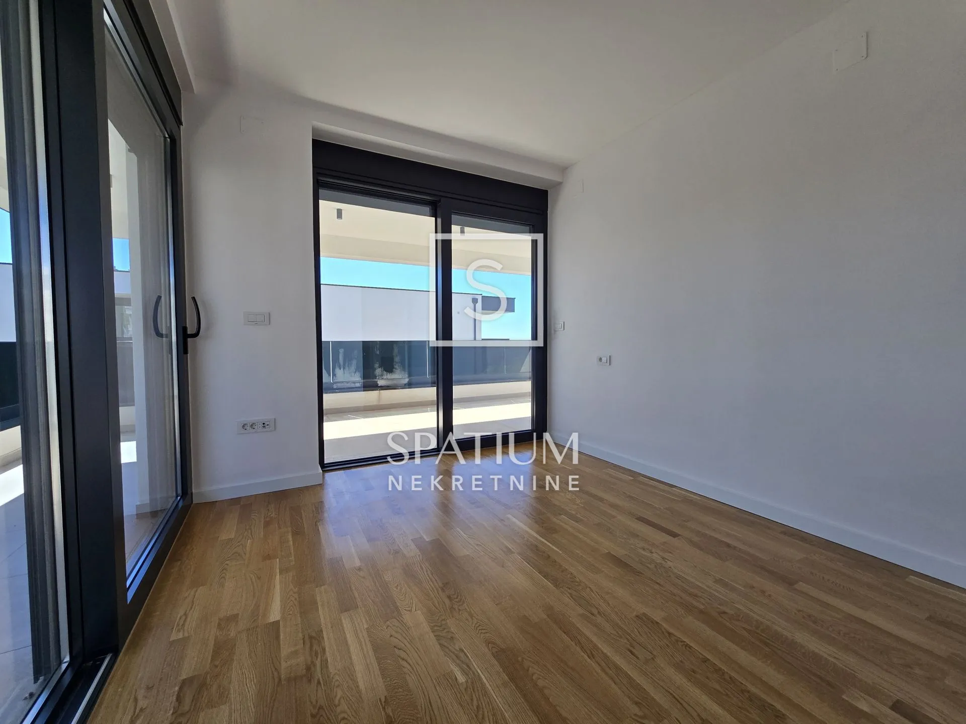 otok krk, grad krk, luksuzni dvoetažni apartman s bazenom - slika 9