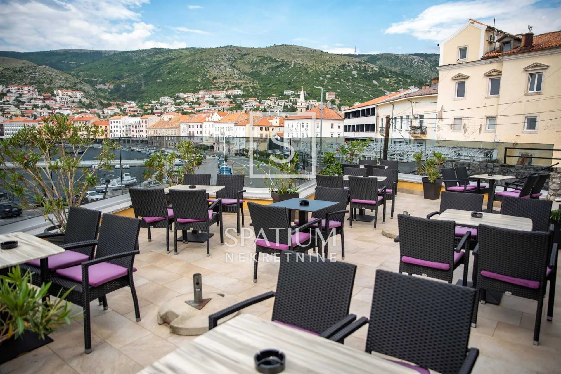 Senj, Novosagrađeni Hotel, Prvi Red Do Mora