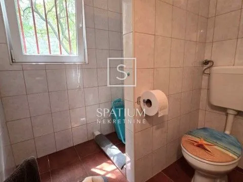 gostinjac, kuća u mirnom okruženju sa velikom okućnicom - slika 7