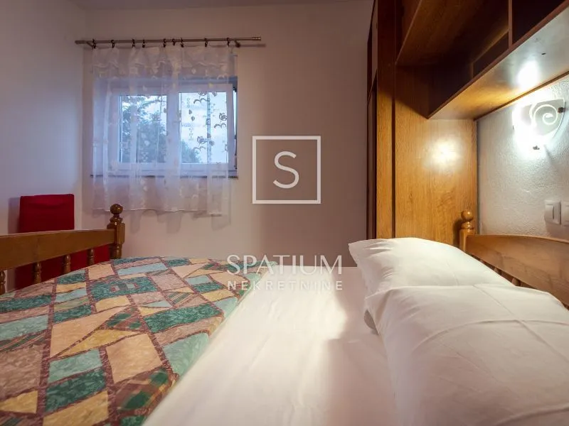 otok rab, kampor, etaža kuće s dva apartmana - slika 15