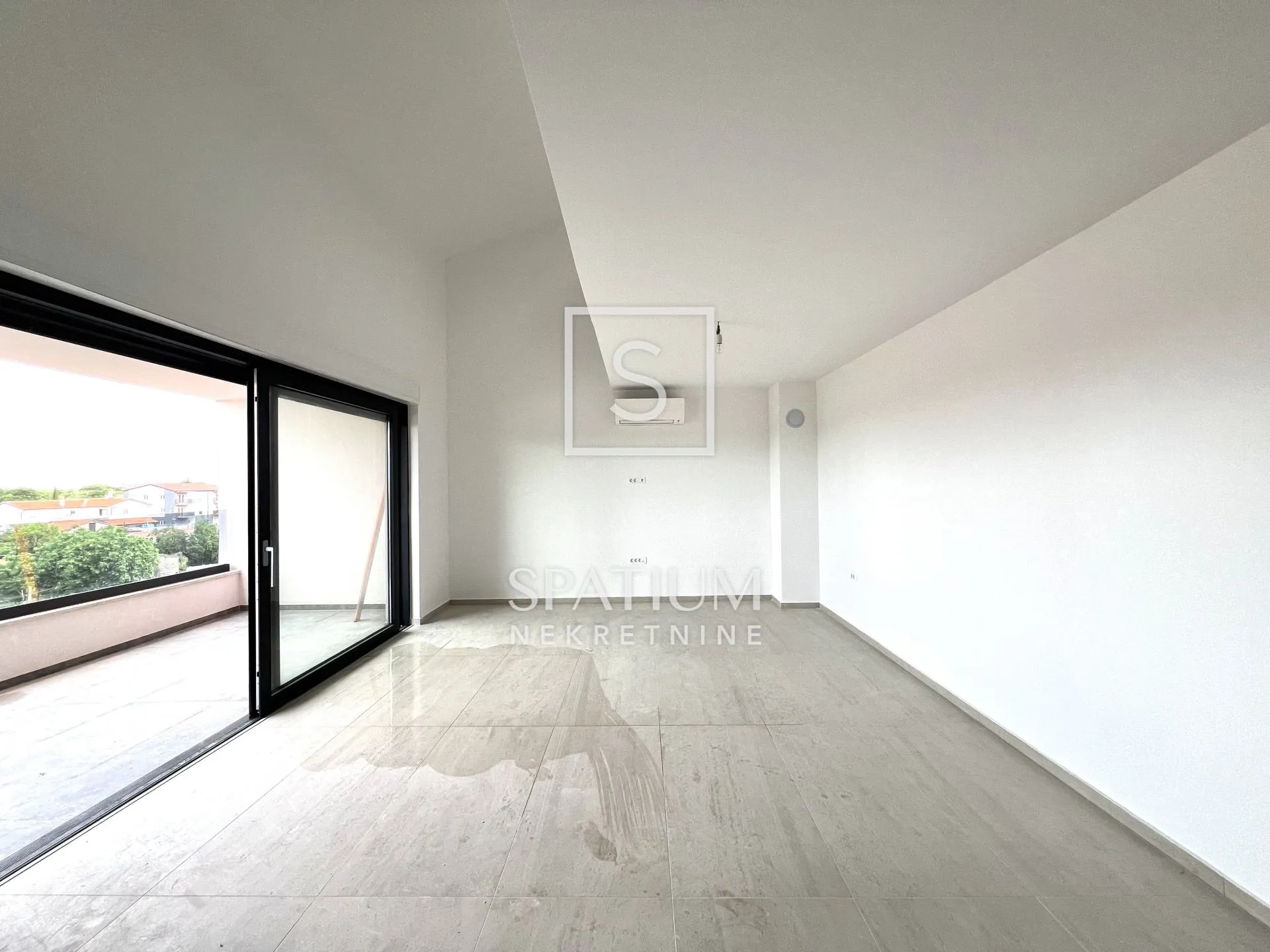 valbandon, stan sa galerijom 138 m2 - slika 1