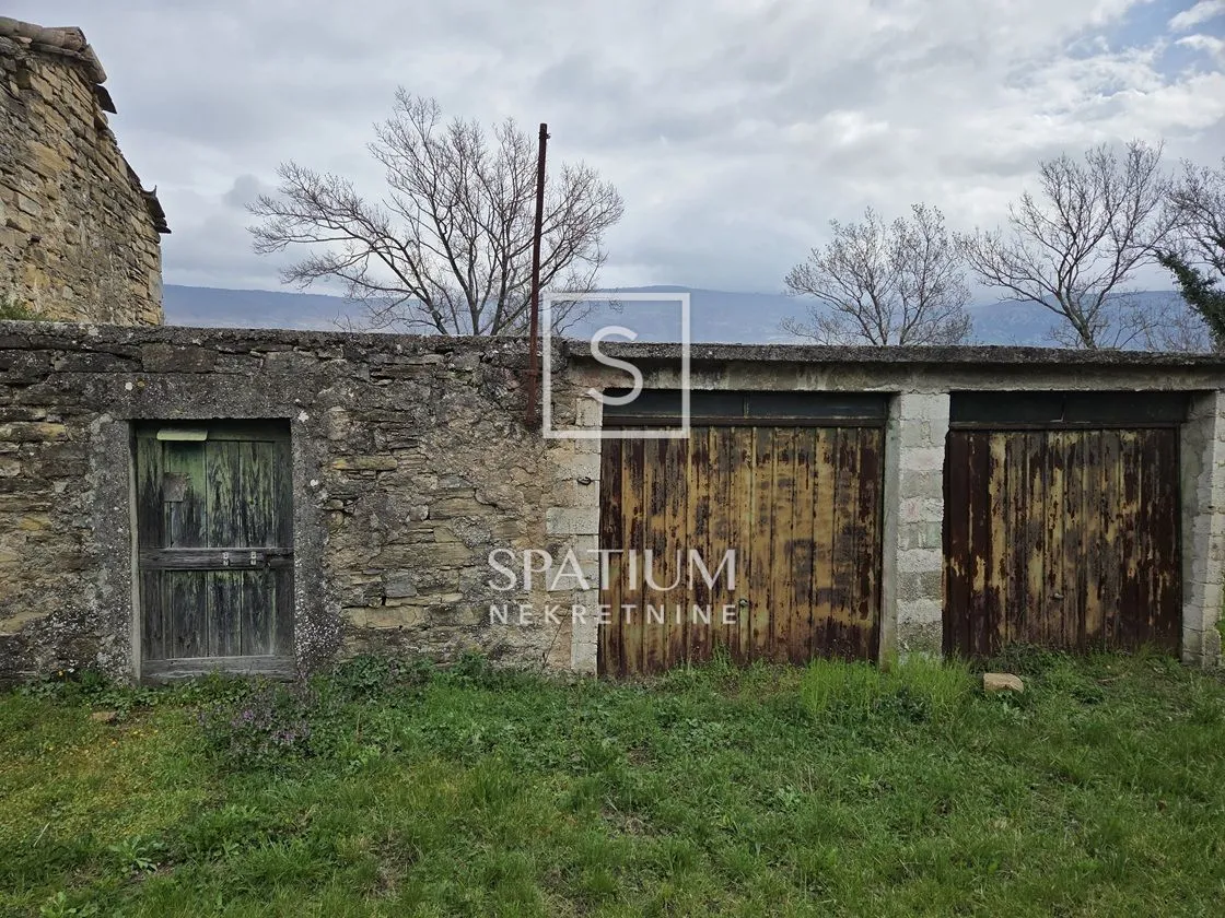 kršan, kamena kuća, zgrada i garaža za renovaciju - slika 6