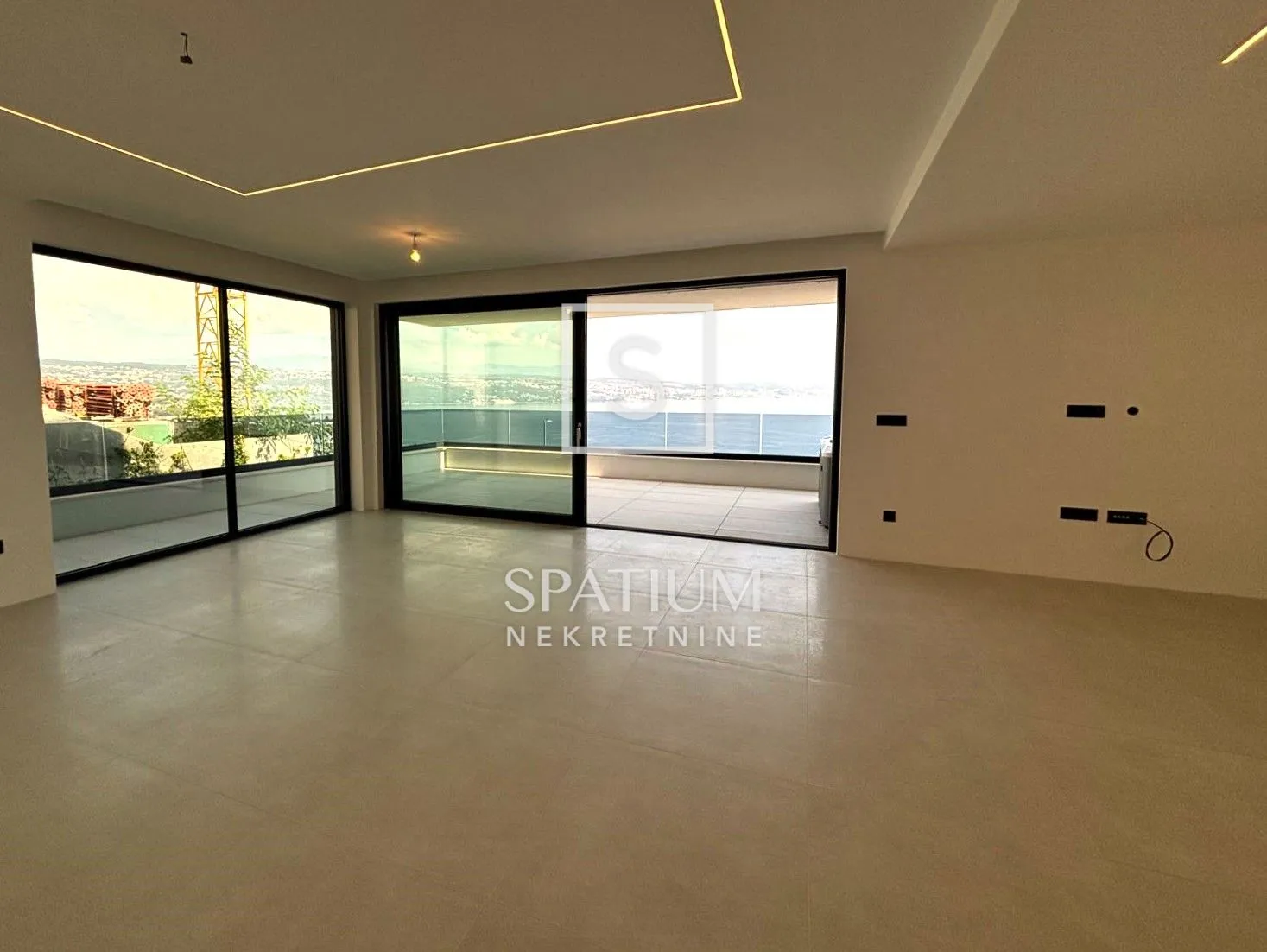 OPATIJA, VRHUNSKI 3S+DB U NOVOGRADNJI 250m OD MORA