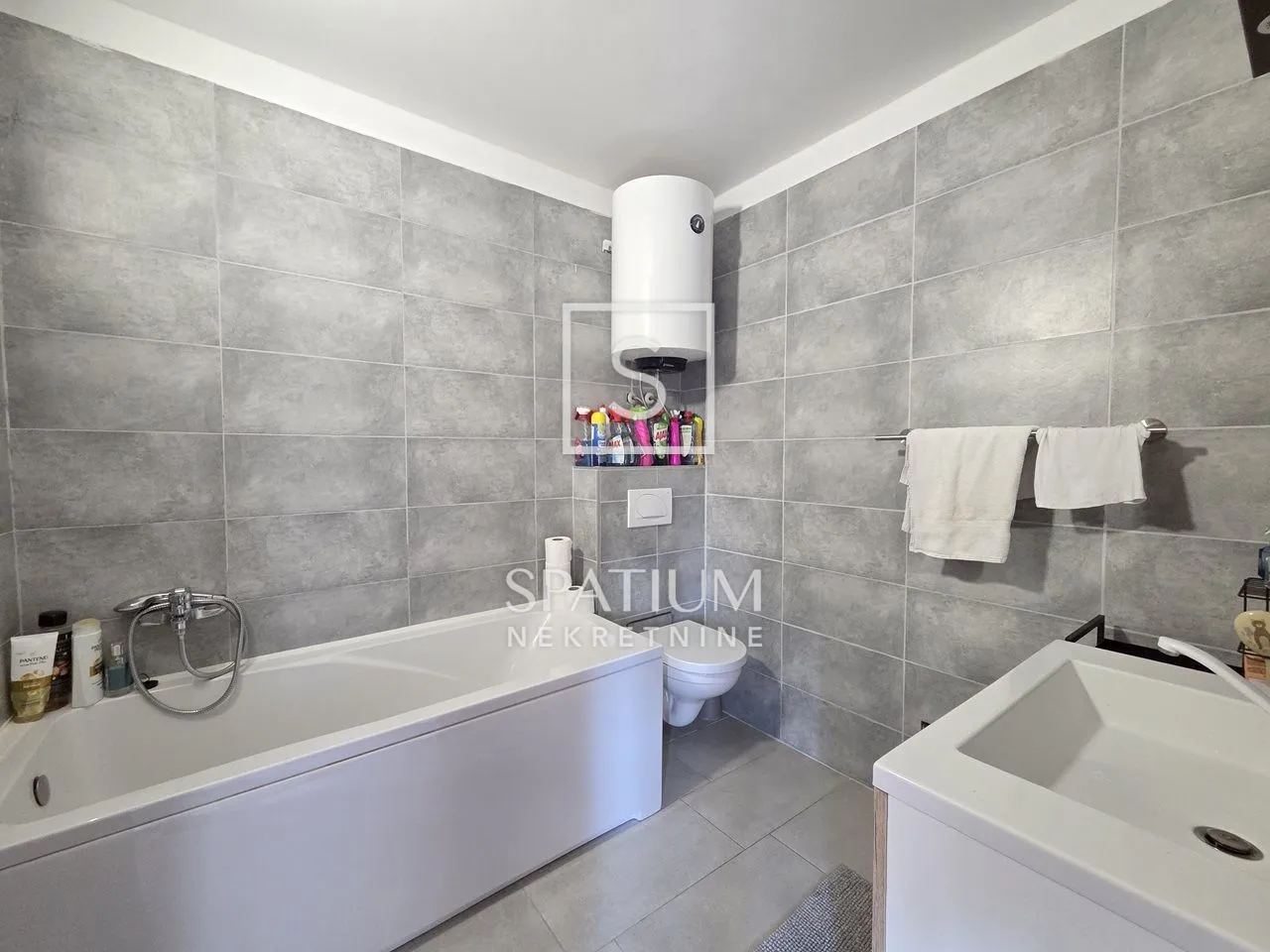 krnica, kamena kuća sa tri apartmana - slika 6