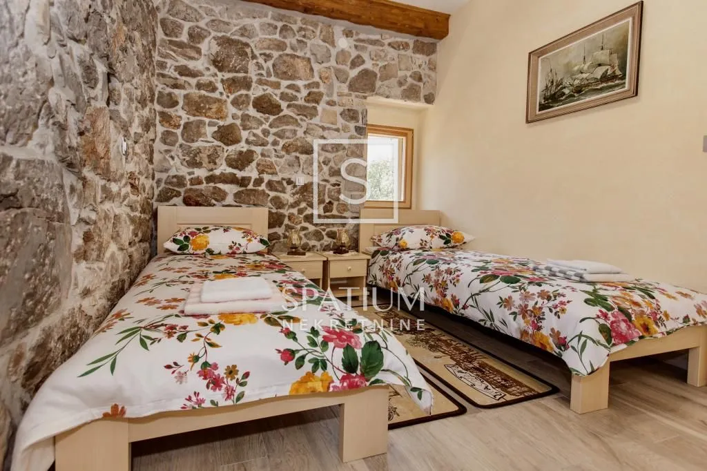 vrbnik, garica, kamena kuća s bazenom - slika 9
