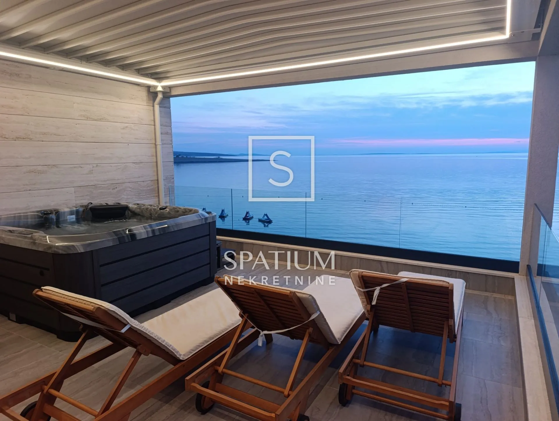 pag, dvoetažni penthouse prvi red uz more - slika 14