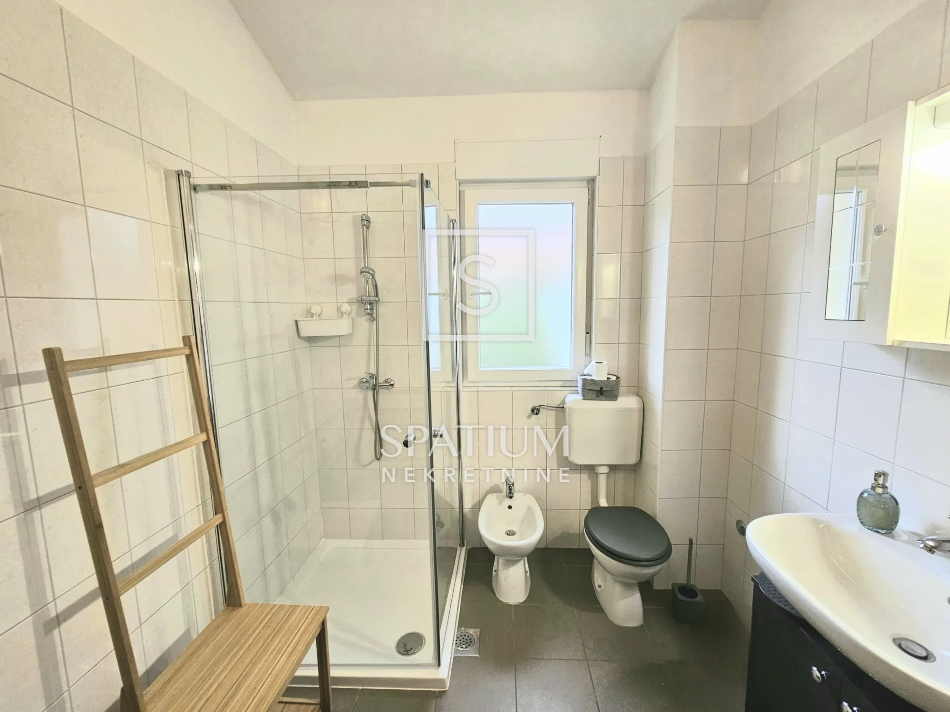 labin, samostojeća kuća s bazenom i pogledom - slika 15