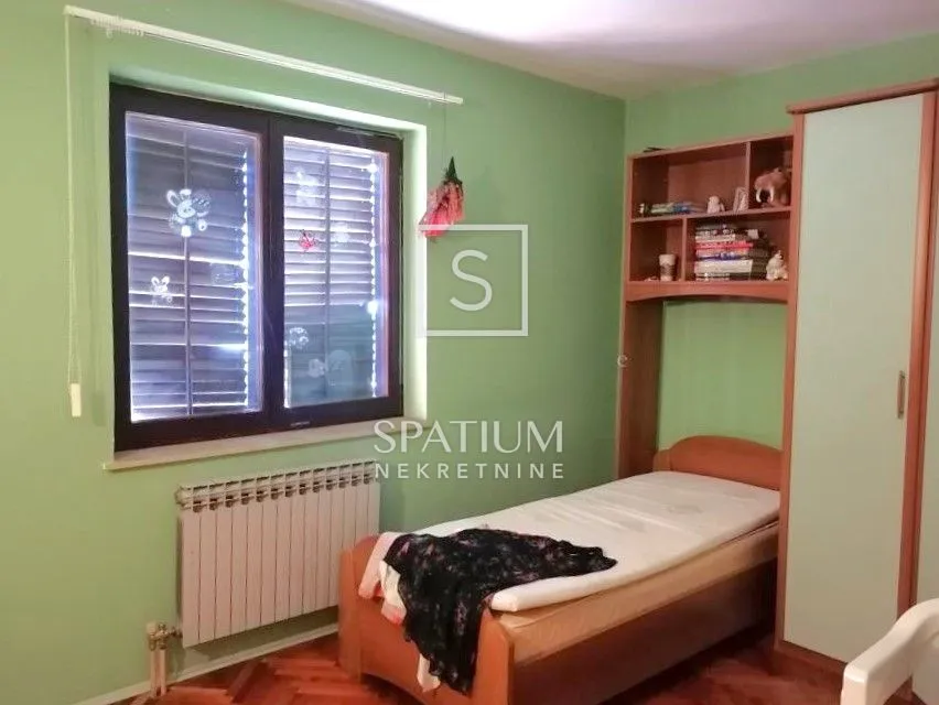 drenova, kuća s dva stana i garažom - slika 8