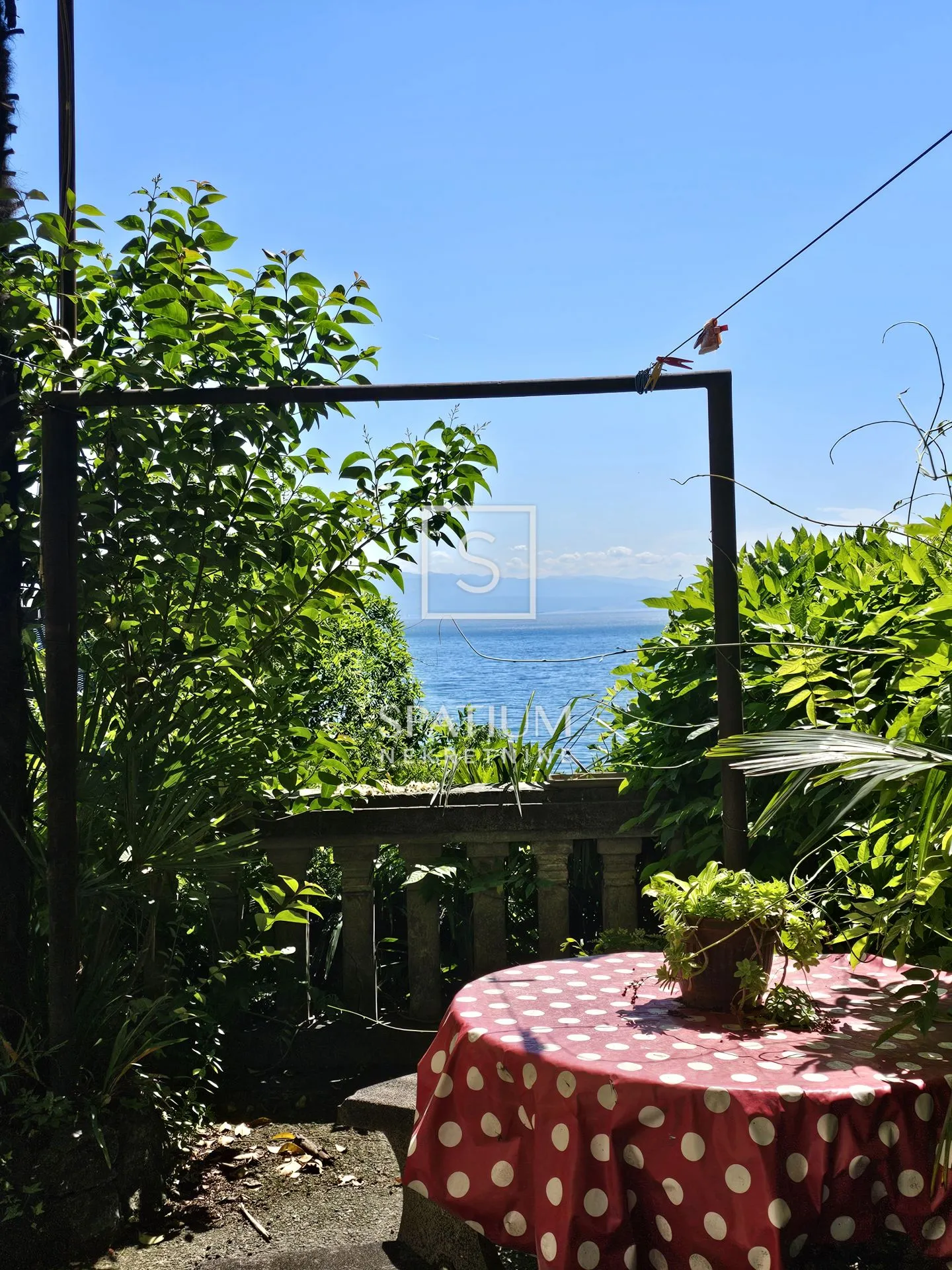 OPATIJA, CENTAR, STAN PODIJELJEN U 2 STAMBENE JEDINICE 100 m OD MORA