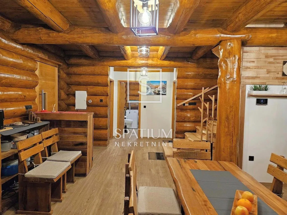 Fužine, Drvena Kuća S Lijepom Okućnicom