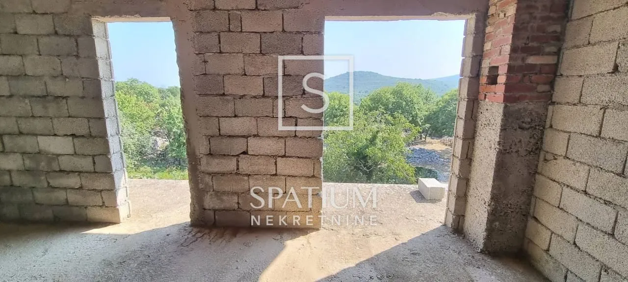 brač, gornji humac nedovršena kuća s velikom okućnicom - slika 7