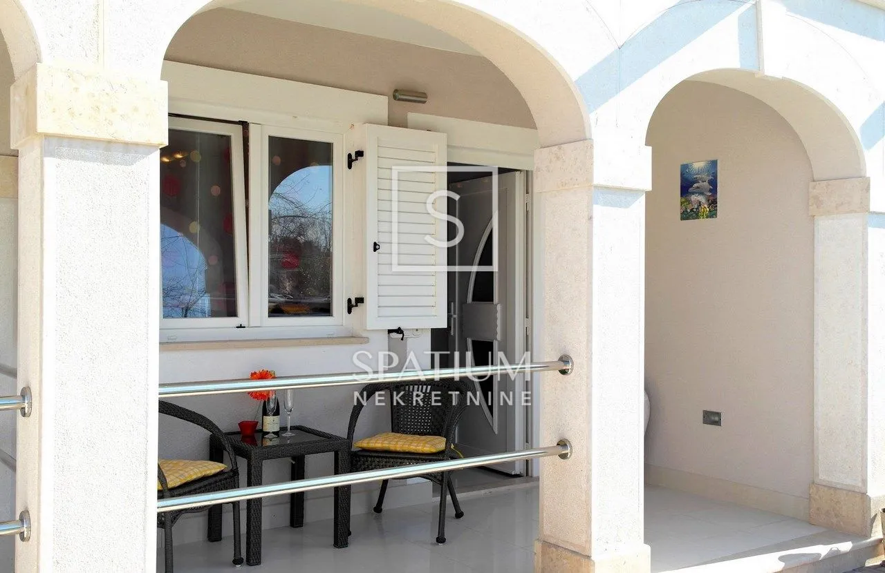poreč, vila s 10 apartmana, bazen, 500 m od mora - slika 20