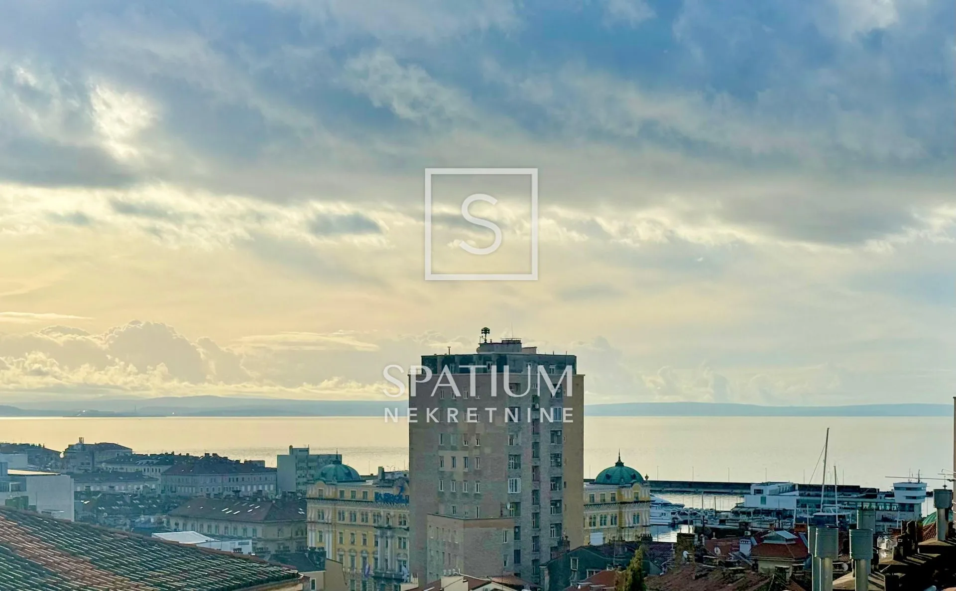 Rijeka, Centar, Veliki Stan U Održavanoj Zgradi