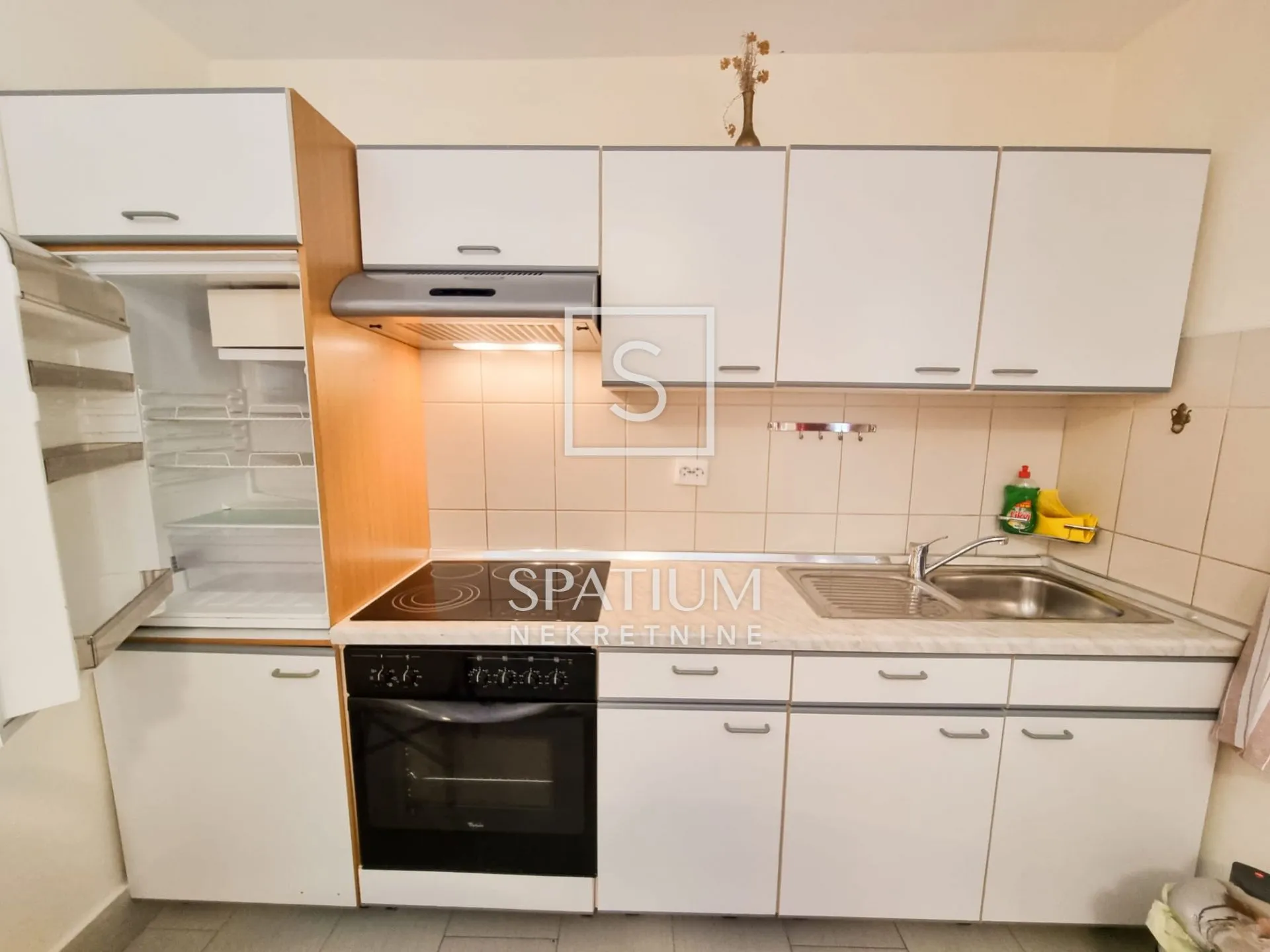 novi vinodolski, kuća s tri stana, okućnicom i pogledom na more - slika 4