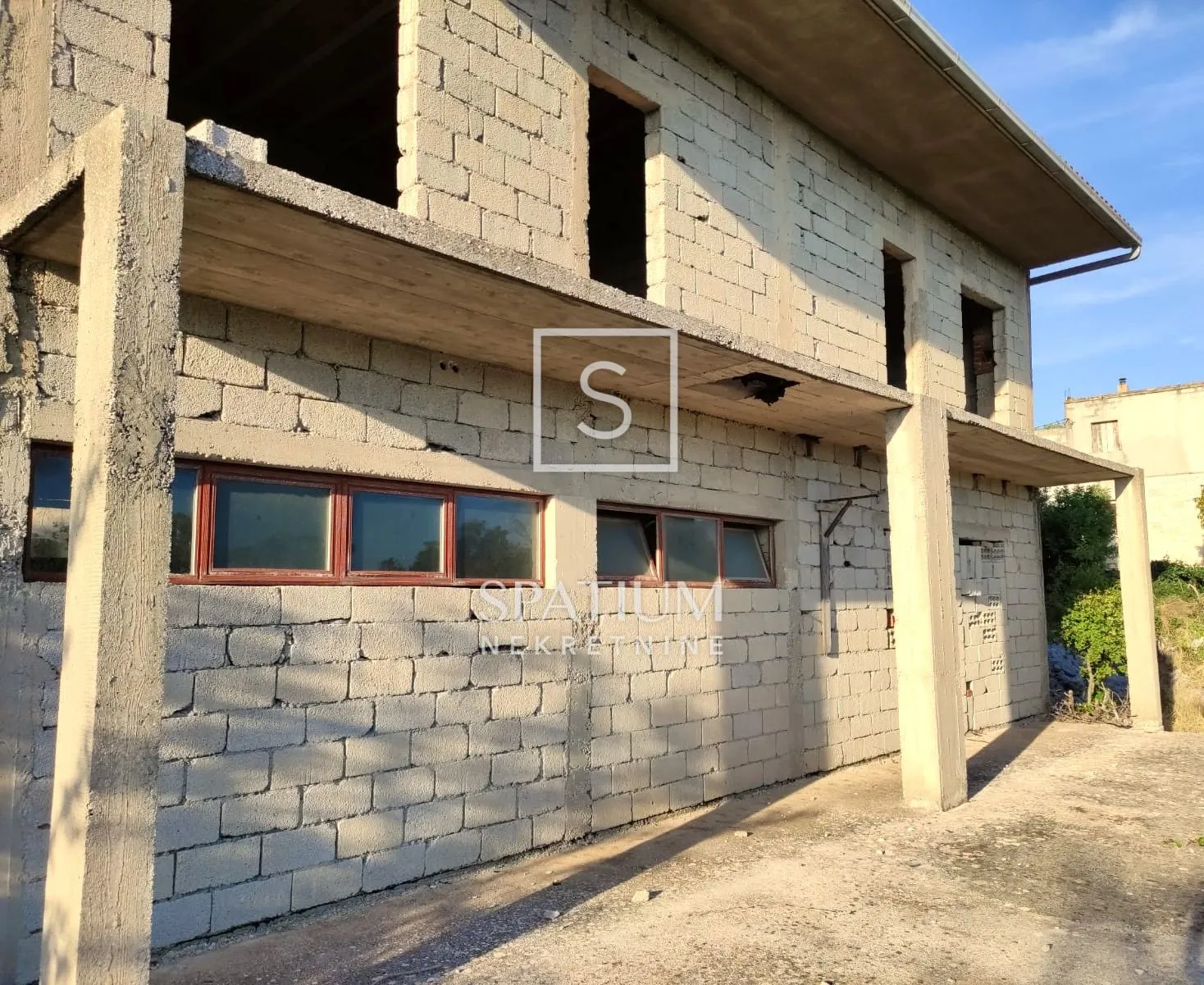 brač, gornji humac nedovršena kuća s velikom okućnicom - slika 2
