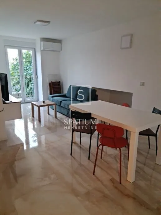 Kraljevica, Zgrada Sa 7 Stanova Prvi Red Do Mora