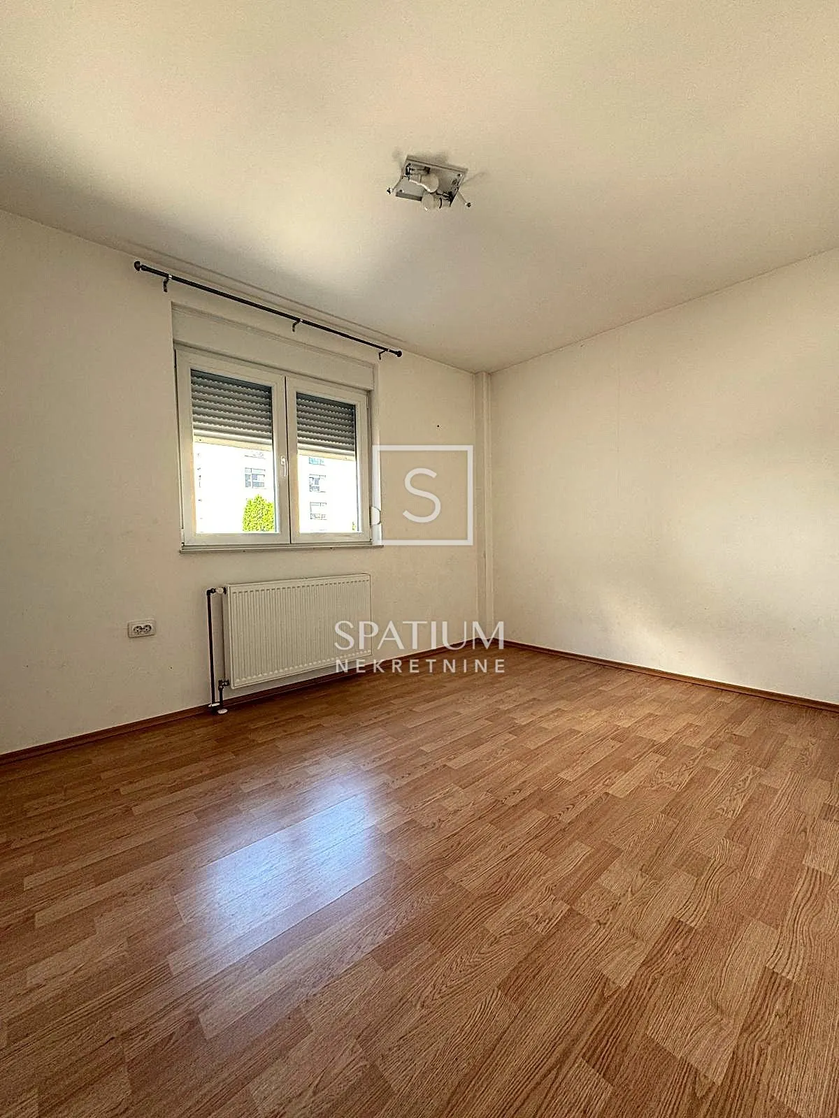 karlovac, stambeno - poslovna kuća s tri stana - slika 24