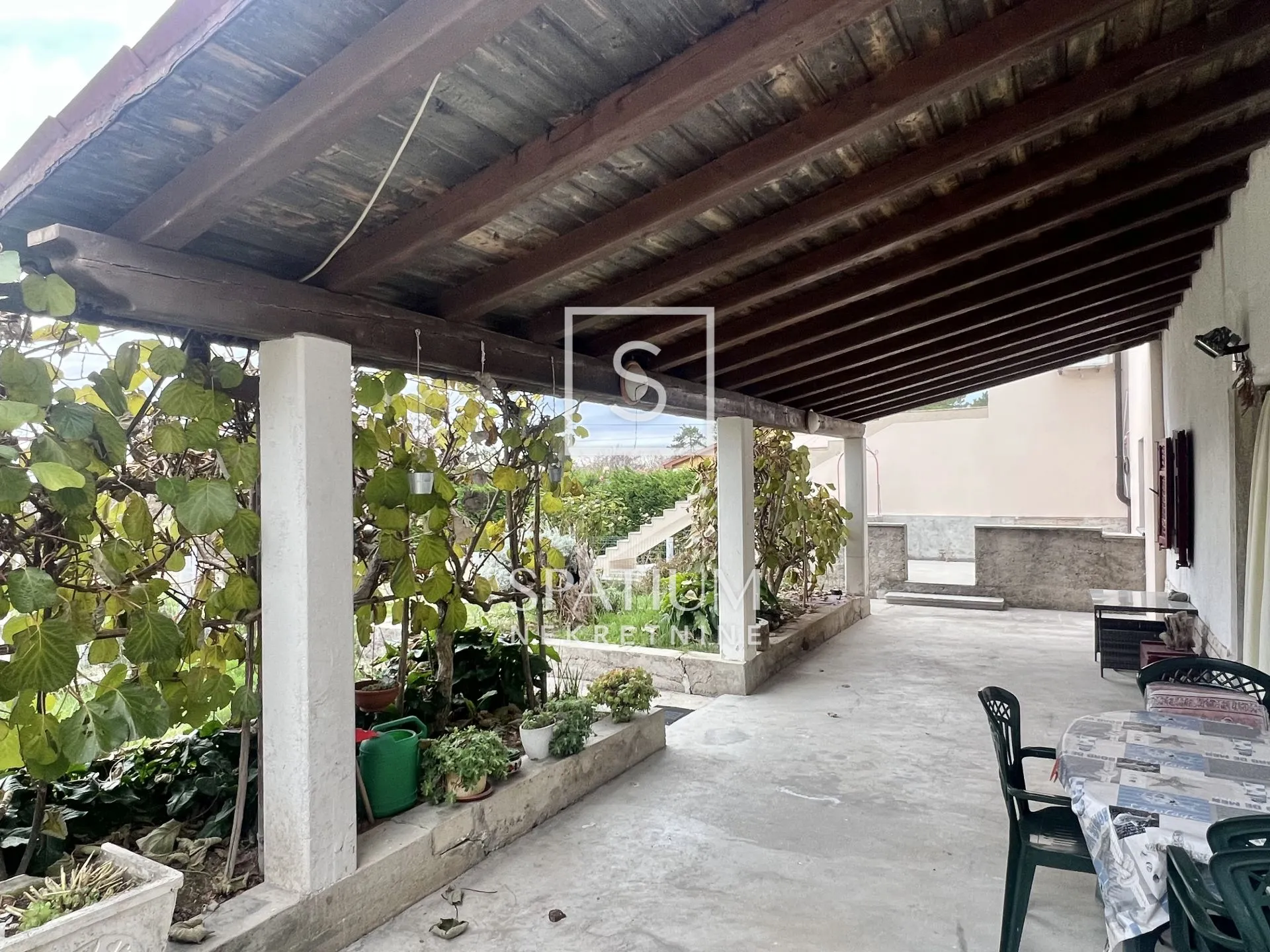 LABIN, KUĆA ZA RENOVACIJU SA OKUĆNICOM NA 5 min OD CENTRA GRADA