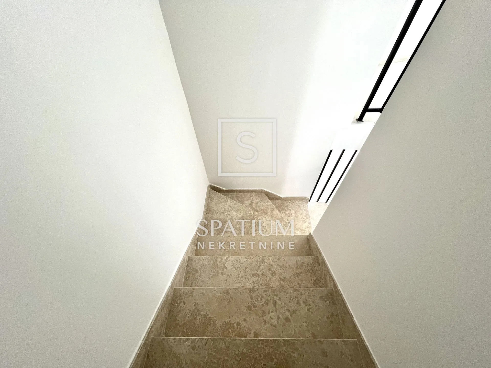 valbandon, stan sa galerijom 138 m2 - slika 12