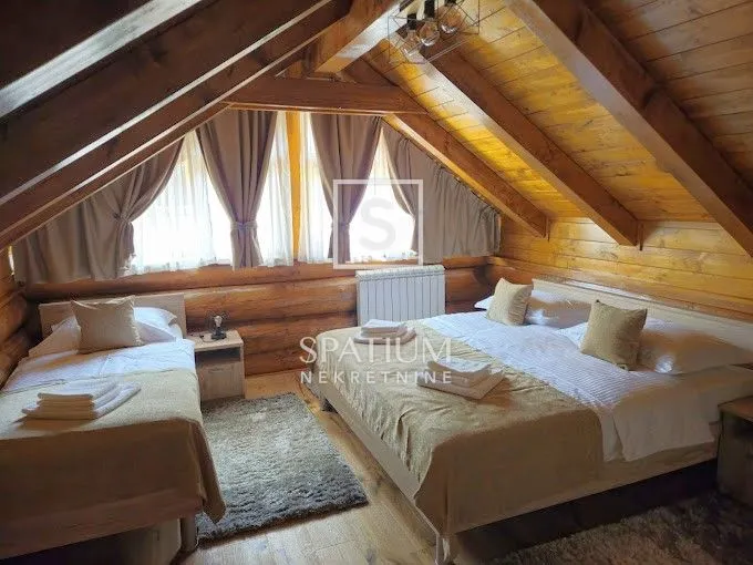fužine, drvena kuća s lijepom okućnicom - slika 16