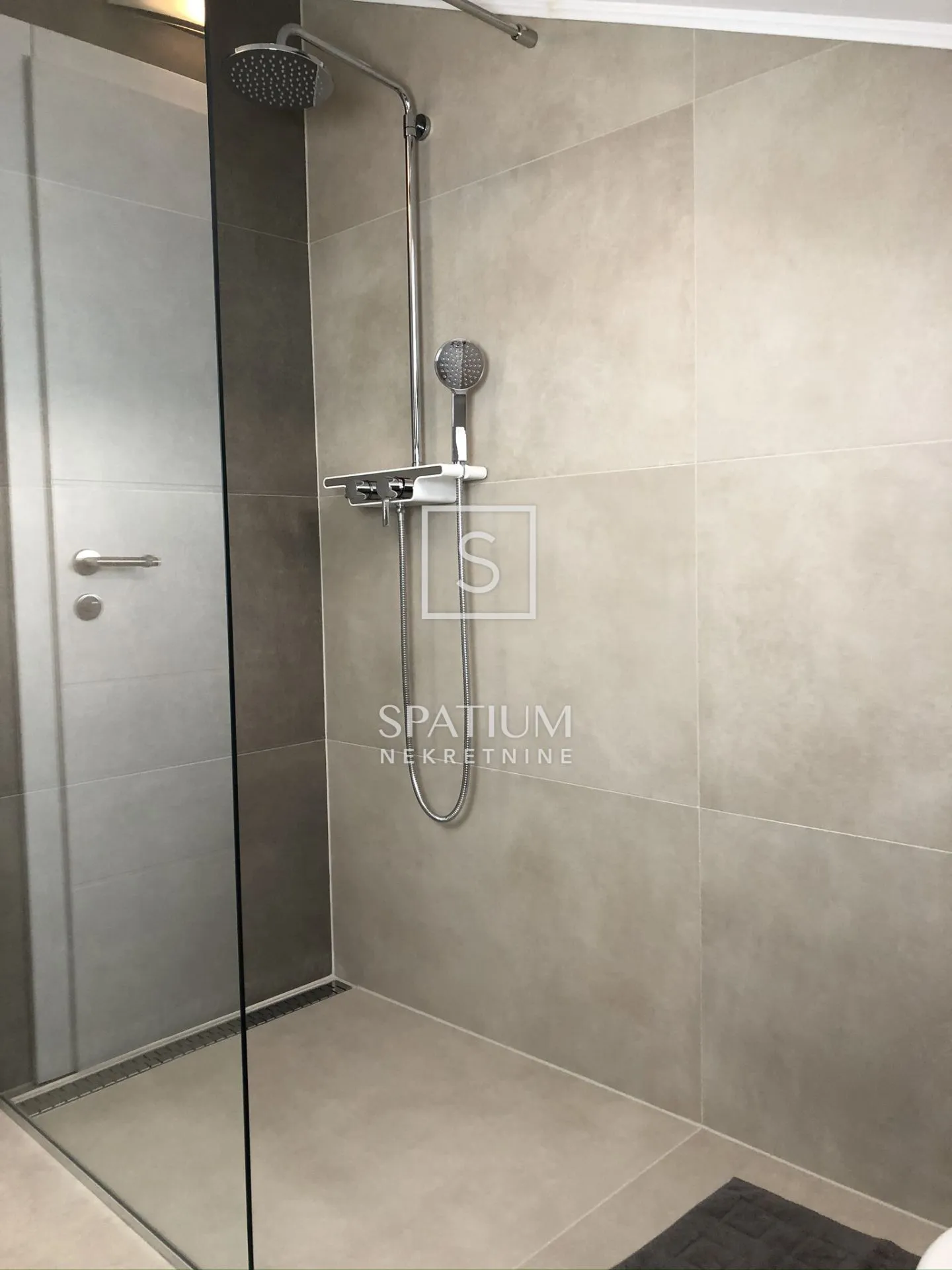 ika, oprić, kuća s osam apartmana i bazenom - slika 29