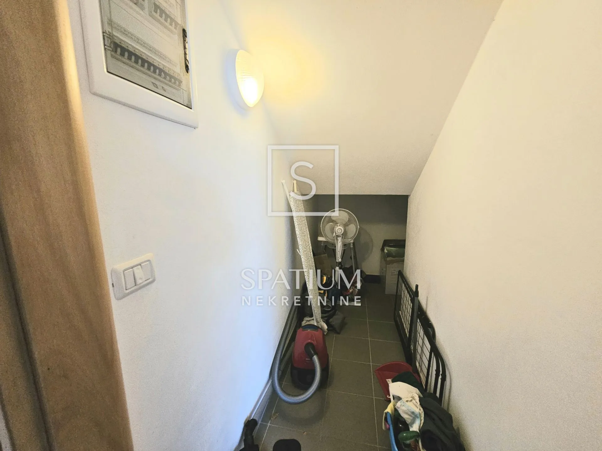 labin, samostojeća kuća s bazenom i pogledom - slika 20