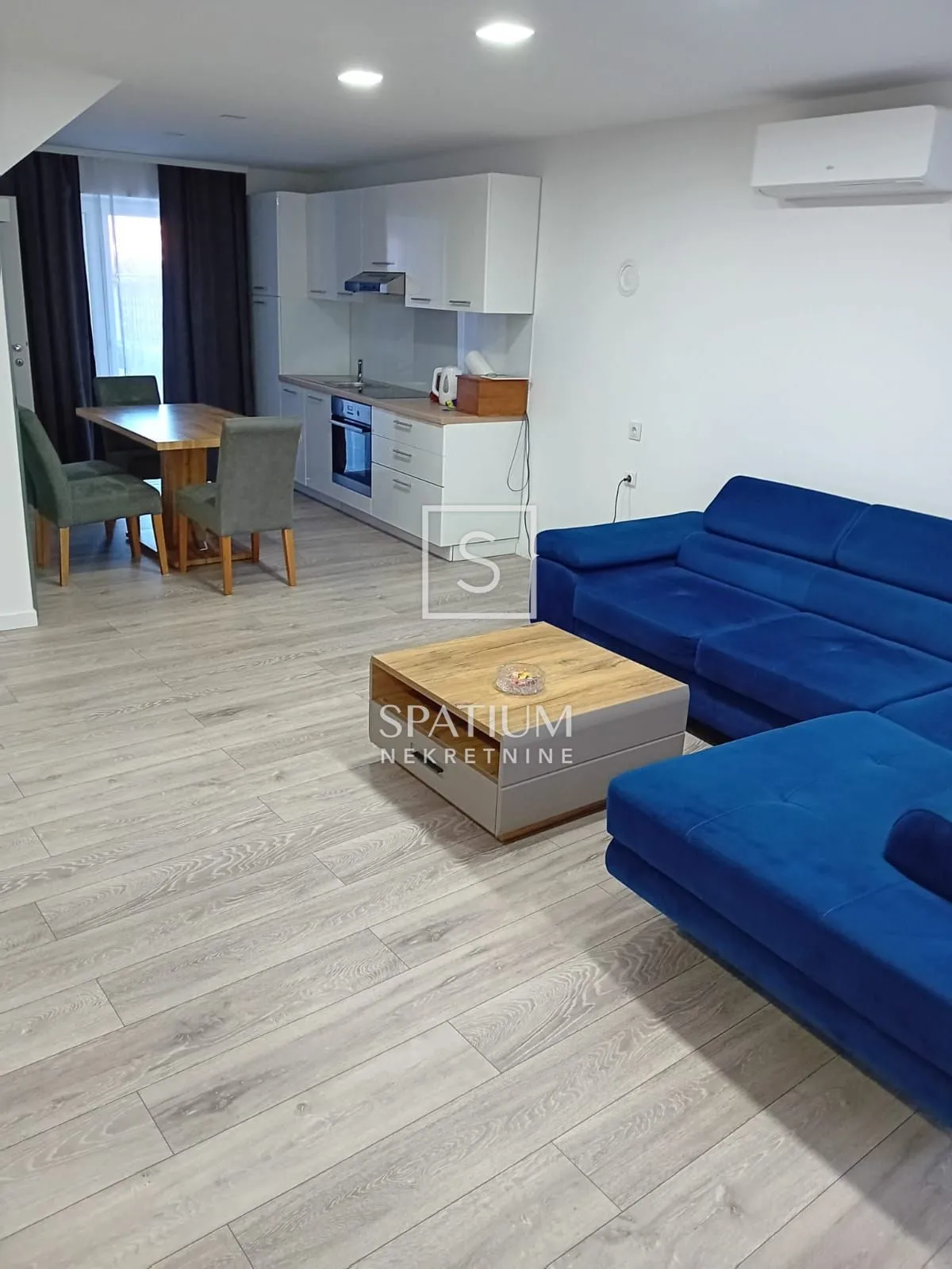 Krk, Omišalj, Kuća U Centru