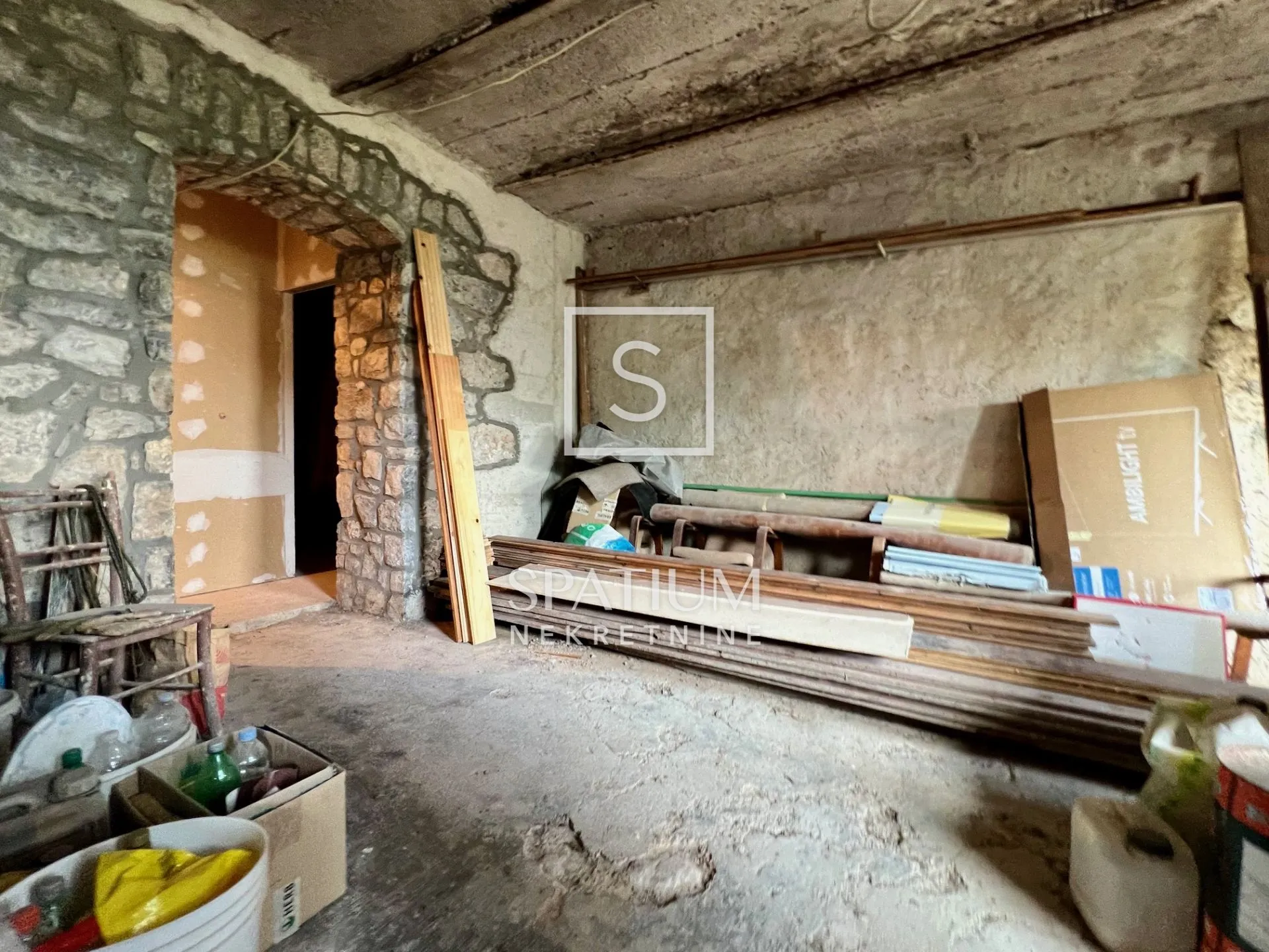 mihotići, stan za adaptaciju u prizemlju kuće - slika 5