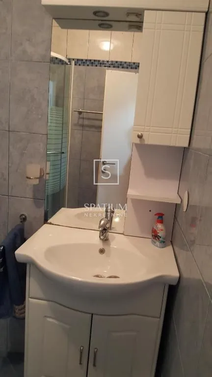novi vinodolski, dvojna kuća s pet apartmana - slika 11