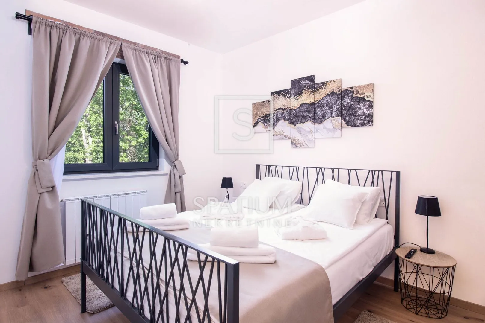 labin, okolica, kuća s bazenom okružena zelenilom - slika 9