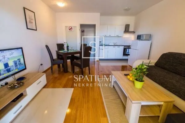 Novi Vinodolski, Apartmanska Kuća S Bazenom