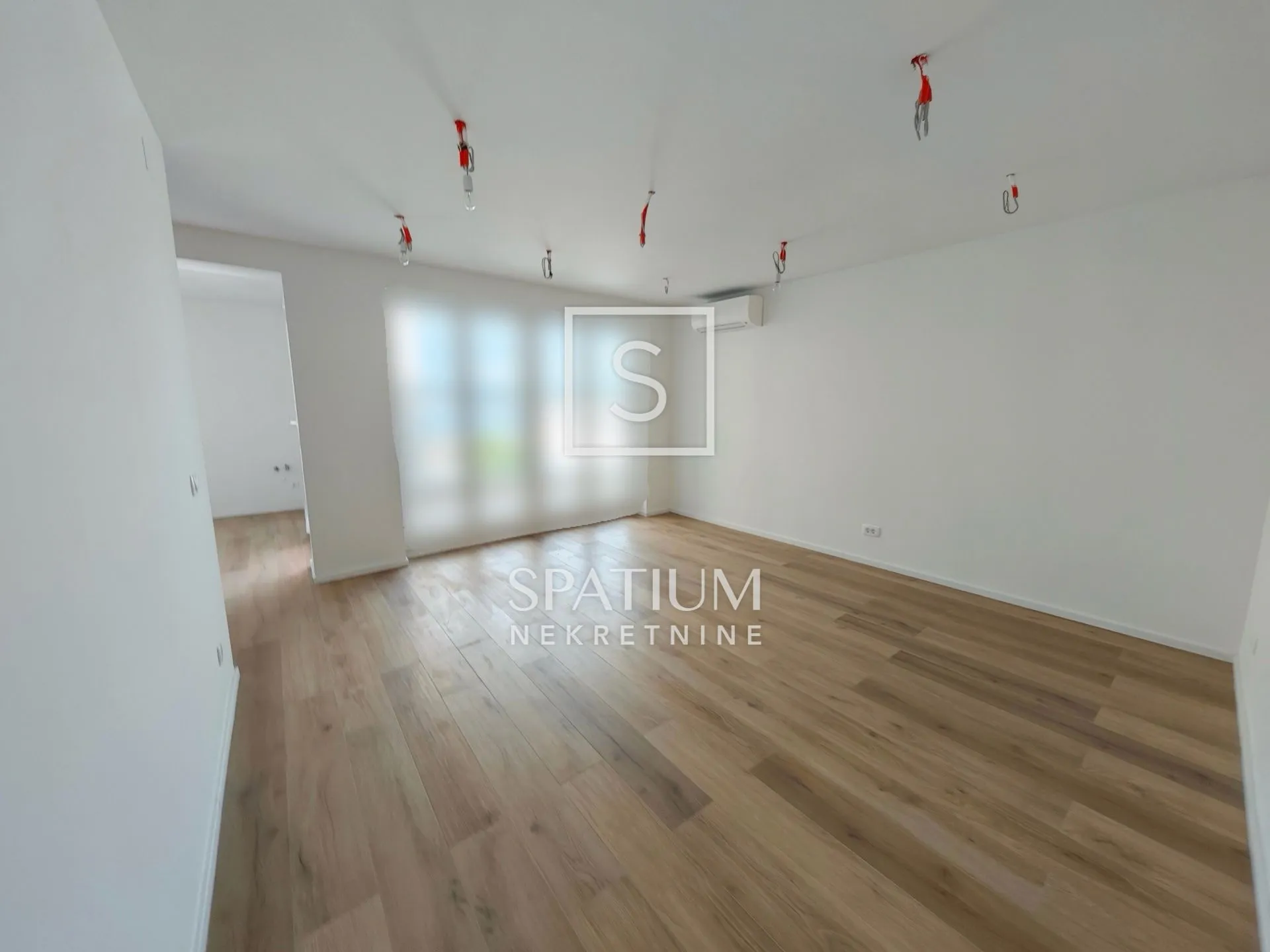 CRIKVENICA, MODERAN STAN S GARAŽOM 150m OD PLAŽE