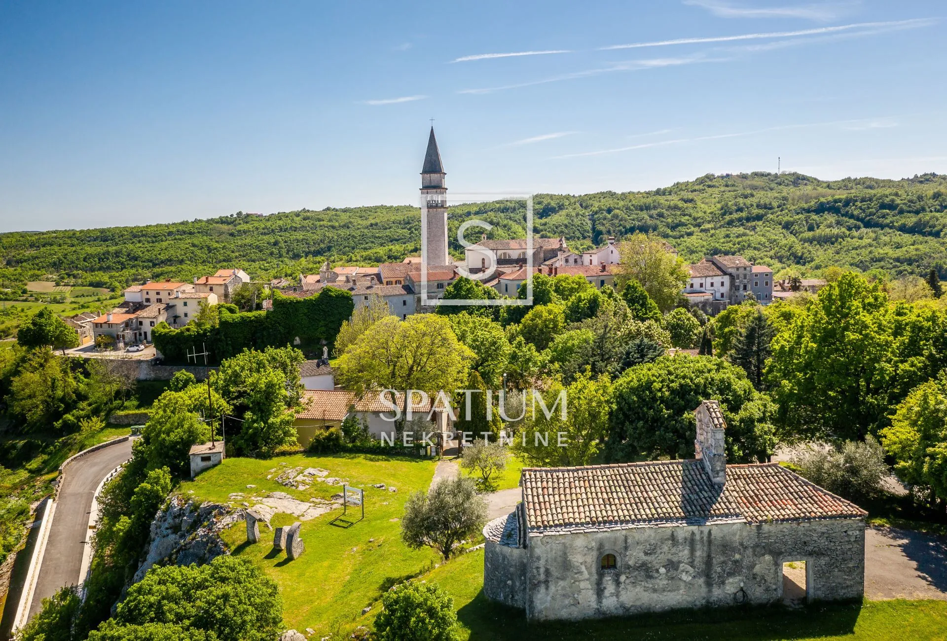 pićan, tri kamene kuće u nizu za renovaciju s panoramskim pogledom - slika 2